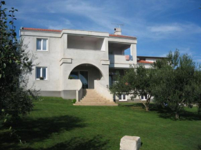 Spacious apartment with terrace near the beach